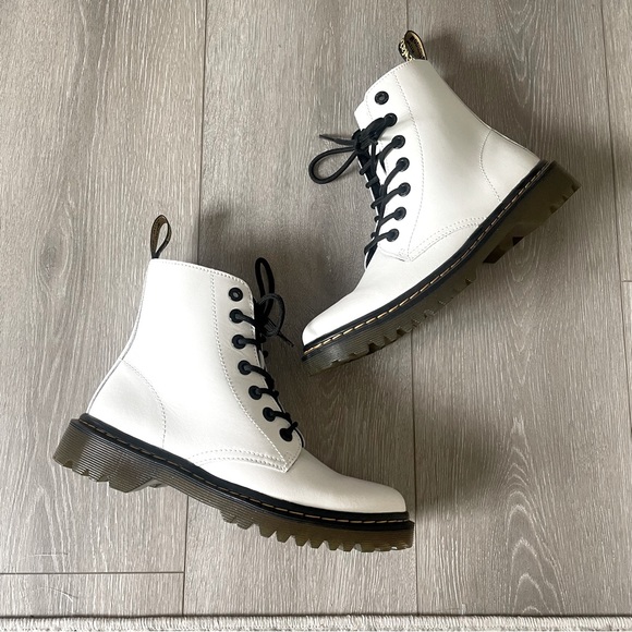 Dr. Martens Leather Boots Luana 1460 Soft T in White NEW - Picture 1 of 7